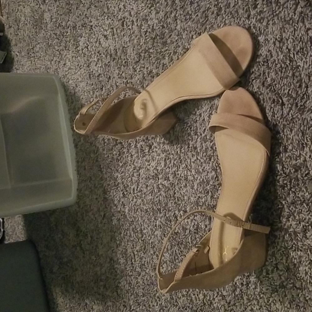 NY&C nude block heel low heel dressy sandals